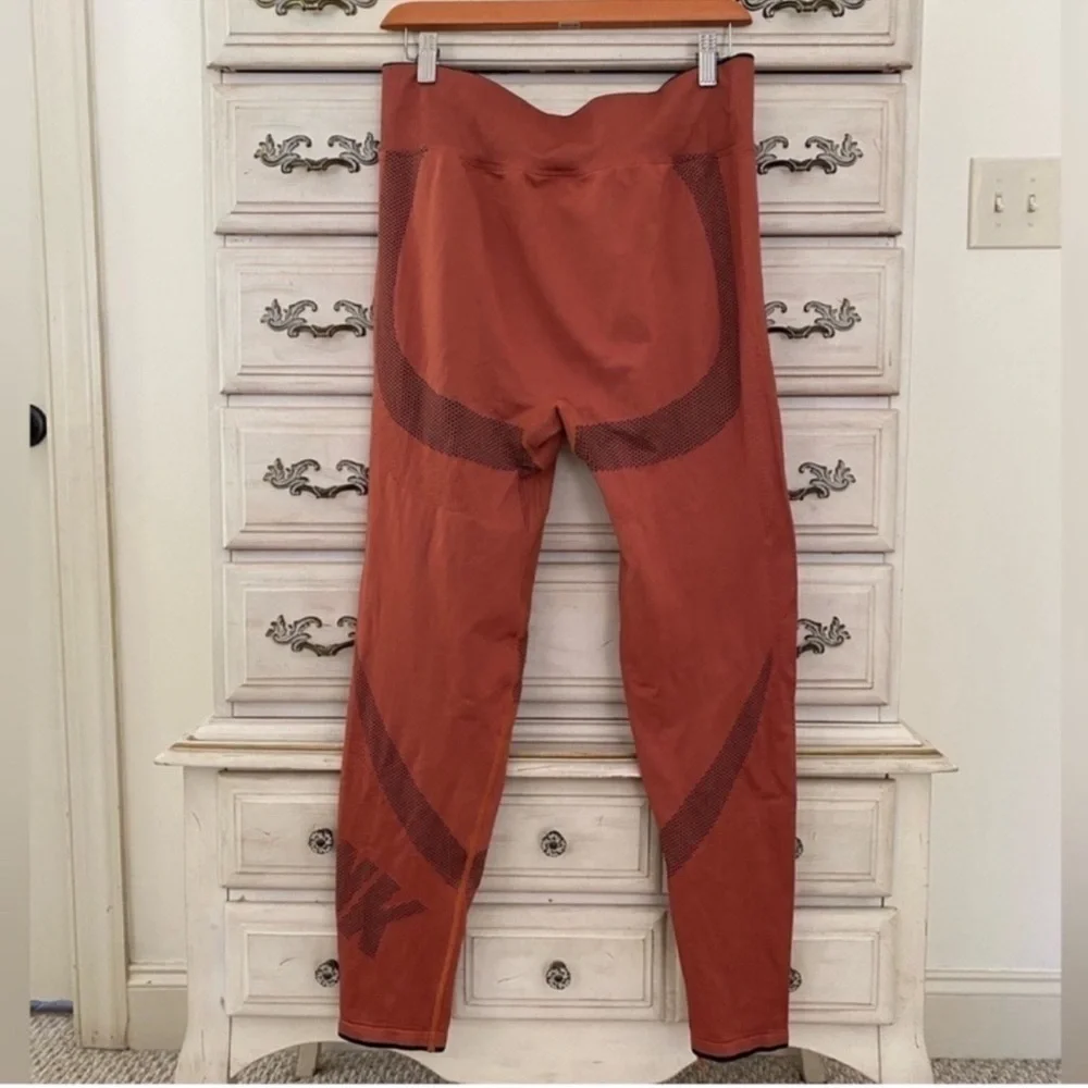 PINK Victoria’s Secret Yoga Leggings - Picture 5 of 7